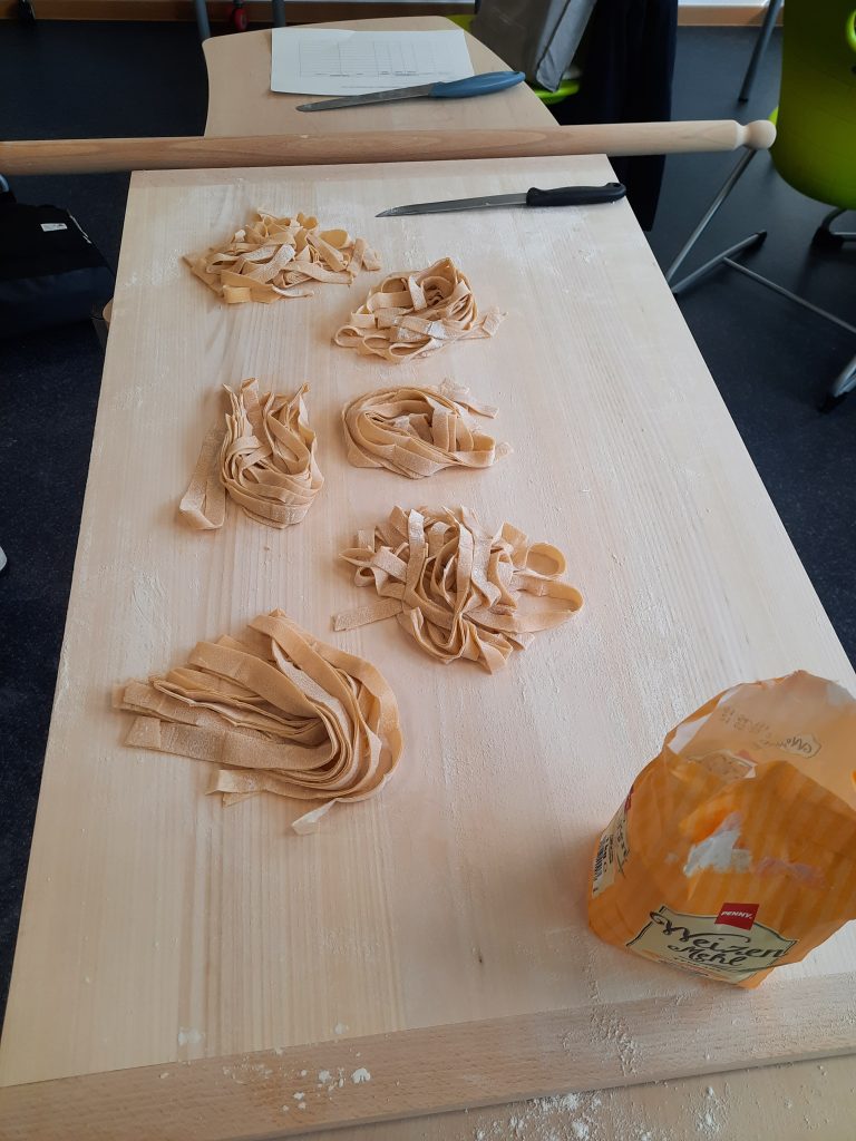 Pasta selber herstellen!  Der Hauwirtschaftskurs 10 stellt frische Nudeln her.