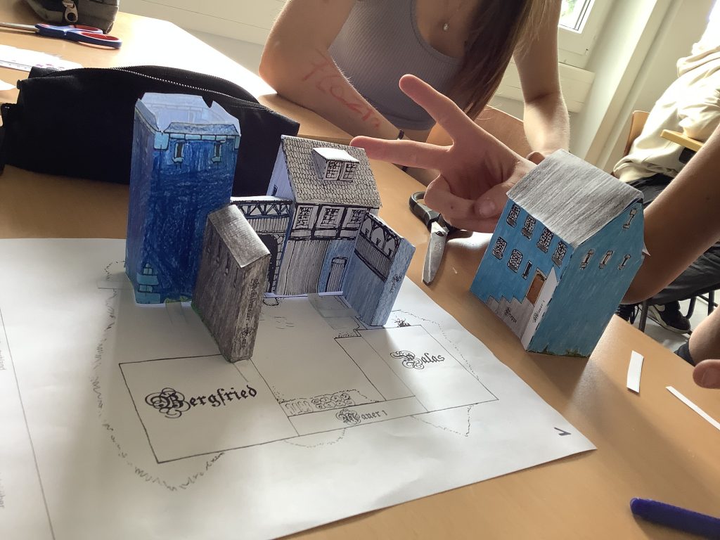 Schüler bauen mittelalterliche Burgen