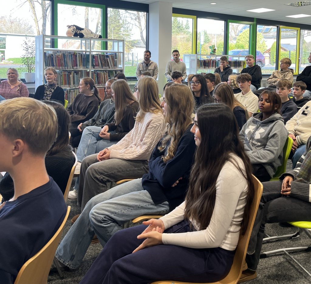 Jugendautor Christian Linker begeistert Schülerinnen und Schüler an der Johannes-Gutenberg-Schule