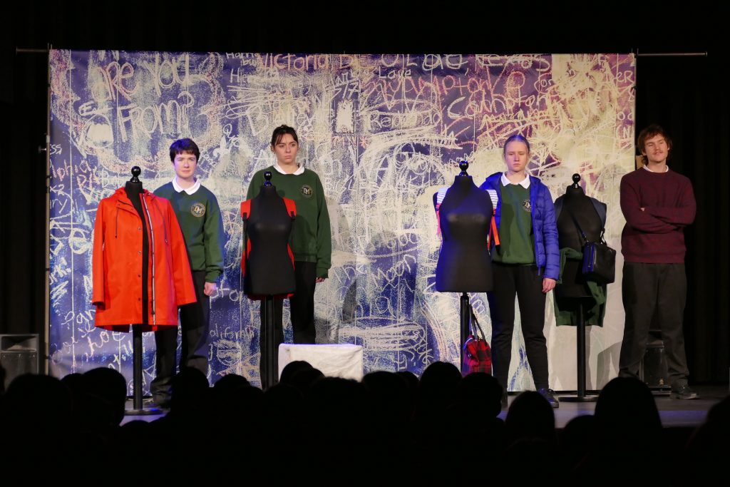 Britische Schauspielgruppe begeistert mit eindrucksvollem Theaterstück