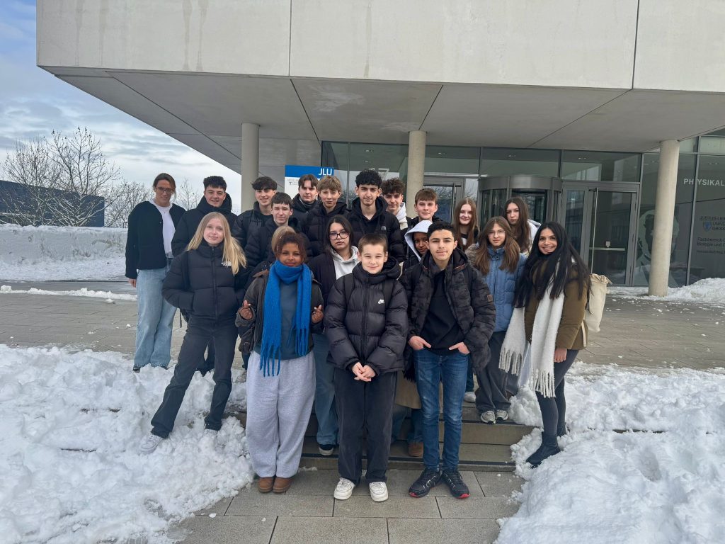 Vom Klassenzimmer ins Labor – Schulklasse der JGS besucht Universität Vom Klassenzimmer ins Labor – Schulklasse der JGS besucht Universität