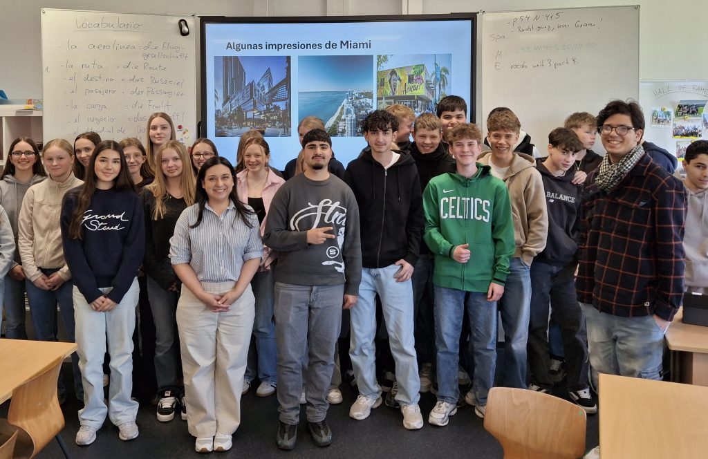 Von Miami ins Klassenzimmer – Flugprofi bringt lateinamerikanisches Flair in den Spanischunterricht