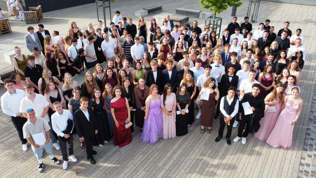 Mit Erinnerungen im Gepäck gehen Gutenberg-Schüler in die Zukunft Mit Erinnerungen im Gepäck gehen Gutenberg-Schüler in die Zukunft